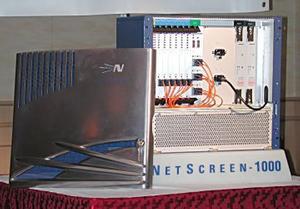 『NetScreen-1000』(左側に見えるのは外したカバー)