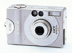 『キヤノン デジタルカメラ IXY DIGITAL』。レンズを中央に配置したのは「カメラメーカーの意地」だという 