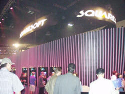 スクウェアの展示ブース。赤い囲いの中では、『ファイナルファンタジーXI』や『TYPE-S』など新作ゲームのコマーシャルフィルムが上映されていた