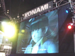 コナミの展示ブースでは、大スクリーンを使って『メタルギアソリッド2』などの新作紹介を行なっていた