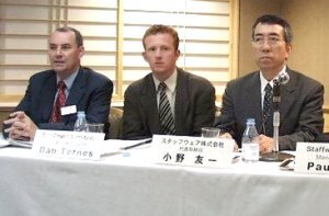 左から、英Staffware社CEOのJohn O'Connell氏、同社テクニカルディレクターのDan Ternes氏、日本法人スタッフウェア(株)の代表取締役である小野友一氏