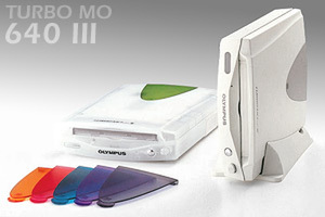 『TURBO MO 640III』。Windows用にはホワイトモデルを、Macintosh用にはiMac色に対応した6色の取替え可能なカラープレートが付属する半透明モデルを用意 
