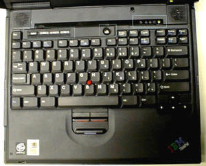 キーボードの上面左に“ThinkPadボタン”(後述)やボリューム調整用のボタンがある。電源スイッチやインジケーターも統一