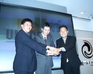 発表会場で握手を交わす3社の代表。左から、Daum Communications社CEOの李在雄(イ・ゼウン)氏、ガイアックスの上田祐司代表取締役社長、UIN社CEOの李成均(イ・ソンギュン)氏