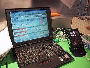 日本で先行した日本アイ・ビー・エム(株)の『WorkPad』がビジネスマン中心に普及したことから、Palm用の企業向けアプリケーションがそろっている。これはサイボウズ(株)のグループウェア『サイボウズOffice3』とPalmとの間でデータ同期が1ボタンで可能、というデモ 