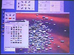 カメ(左上端の右ウインドー)とカニ(左上端の下のウインドー)をマウスで操作して仮想3D空間を飛び回る。日立本社で開かれた記者発表会では、Linux上で動作するシステムが公開された。クライアントマシンのグラフィックスアクセラレーターは米NVIDIA社の『GeFORCE 256』を使用している。「開発途中の2年前はハイエンドのワークステーションが必要だった」という 