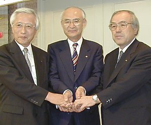 NTTデータの青木利晴社長、ニチレイの手島忠社長、伊藤忠商事の吉野芳夫常務(左から) 