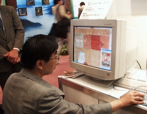 奈良国立博物館のブースにて。パソコンで仏像の知識を学ぶ