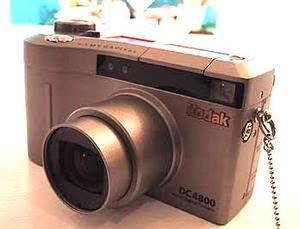外観はコニカ(株)の高級35mmコンパクトカメラ『ヘキサー』をひと回り小型にした印象。ストロボはポップアップ式 