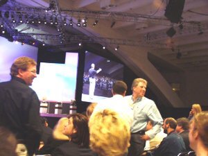 マクネリ氏が登壇する前、基調講演会場に集まった聴衆に質問が与えられた。「JavaOne Conferenceに参加するのは何回目?」「あなたは開発者?」「お金儲けがしたい?」
