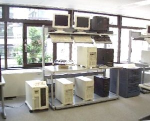 各メーカーのサーバーがずらりと並ぶ。本来なら写真左端部分に日本電気(株)のラックシステムも設置されているのだが、本日は幕張メッセで開催中の“NETWORLD+INTEROP 2000 TOKYO”会場に“出張”中とのこと