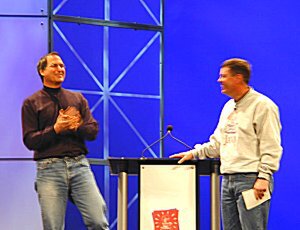 基調講演にゲストとして現われたSteve Jobs氏(左)。MacintoshをJavaプラットフォームとしても最高のものにしていくと決意を語った