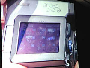 ソニーのビデオカメラのサンプル。TV CM等でもおなじみの液晶画面を横に開くタイプのハンディタイプのカメラが、そのままJava対応デバイスになったようだ