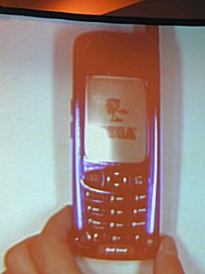 MotorolaのJava対応携帯電話(試作機)上でセガのゲームが動いている。今回のデモでは携帯電話上にあらかじめ読み込まれたソフトを起動していたため、イメージとしては電話ができるゲームボーイという感じだ。画像では見づらいが、ソニックがコーヒーを飲んでいるのが楽しい