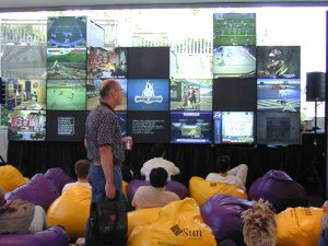 恒例のゲームコーナーは、昨年のPlayStationからDreamCast一色に様変わり。ソニーは、PlayStation2の米国発売までは目立った動きを見せない模様