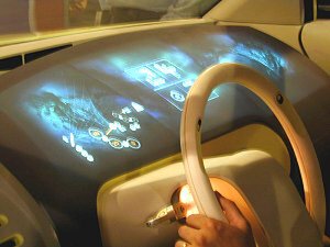 展示会場で見かけたJava対応自動車。いわゆる計器板がなく、ダッシュボード全体がスクリーンとなっていて表示が浮き上がる。写真ではわかりにくいと思うが、乳白色の半透明パネルに下から映像を投影しているようだ。グラスコックピットが自動車でも実現した感じだ