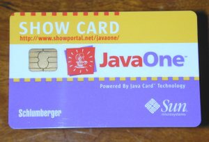 Sun Ray 1にログインするために使用するスマートカード。ただし、カード自体には認証の機能を持たせておらず、実質的には単なる電源スイッチのような使われ方だ。多数の参加者に対応するための準備が整わなかったのかもしれないが、せっかくスマートカードを配っておきながらその機能を活用しないのはもったいない感じだ。全体として、今年のJavaOneは“テクノロジーのショウケース”という性格は薄れ、商品化直前の前夜祭/打ち上げパーティ、という雰囲気が感じられる