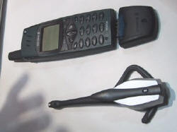 日本エリクソンが出展した、携帯電話用Bluetoothアタッチメントとヘッドセット 