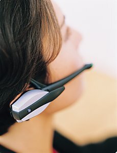  Bluetooth Headset。今年発売予定。携帯電話に対応アダプタを接続するか、Bluetooth内蔵携帯電話で利用可能になるという 