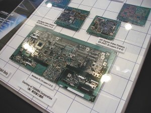 下はノートパソコン用の基板、上はデジタルビデオカメラ用の基板。10層から8層の基板が使われている。日本ビクターの展示 