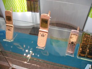 NECのiモード対応携帯電話『N502i』用の基板。NECの展示 