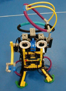 LEGO MINDSTORMSで組みたてたロボットの1例。帽子を脱ぐロボット
