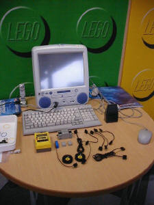 机には富士通の『FMV-DESKPOWER Pliche(プリシェ)』と、LEGO MINDSTORMS基本セットが用意されている