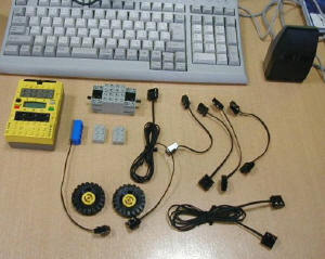 LEGO MINDSTORMS基本セット。ロボットの頭脳となるコントローラー“RCX”。モーター2個、タッチセンサー2個、光センサー1個、700以上の部品などがセットに