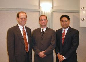 日本アルテラ代表取締役のロバート・バック氏(中央) 、シニアマーケティングマネージャーのジャック・オガワ氏(右)、米アルテラIPビジネスユニット担当バイスプレジデントのクレイグ・ライトン氏(左)