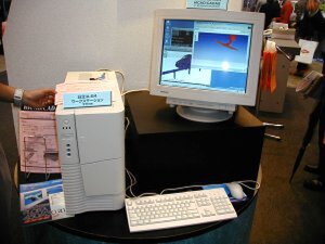 日立はIntelの64ビットプロセッサー、Iteniumを搭載したサーバーを参考出品。Windows2000の64ビット版上で3Dアプリケーションを実演した