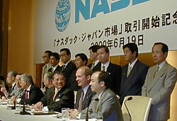 前列にナスダック・ジャパンの関係者、後列には上場した8社の代表