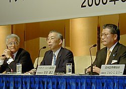 フランク・ザーブ氏、大阪証券取引所理事長の北村恭二氏、佐伯達之氏(左から)