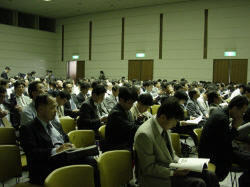 インテックス大阪、国際会議ホール。当日は定員を越す人々が集い、会場は満席となった