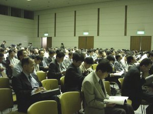 インテックス大阪、国際会議ホール。当日は定員を越す人々が集い、会場は満席となった