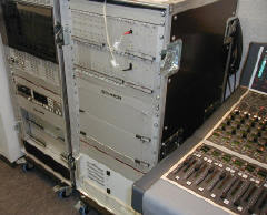 スチューダー・ジャパン(株)の展示。スイスのスチューダー・プロフェッショナル・オーディオ社製デジタルミキサー。コントロール部分は、Windows NTベース。液晶ディスプレーが埋め込まれている。本体はラック側にあってDSP部分とパソコン部分、インターフェース部分などにわかれている。パソコンは右下にラックマウントされている 
