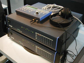 光ファイバーを使って1台あたり最大16チャンネルの信号をネットワーク化できる『Network Audio Distribution Unit』。米オタリ社の製品 