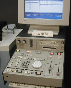 ハードディスクとMOとCDを組み合わせて、それぞれの特性に合わせた素材の送り出しを行なうための機器。日本コロムビアの製品 