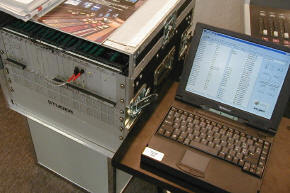 スチューダーのオーディオルーターも、光ファイバーでアナログ配線を置き換えるタイプ。主にスタジオなどで使われる。配線のルーティングは外付けのパソコンで設定できる 