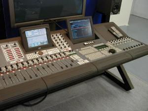  映像に音をつけるMA(Mixing Audio)用機器やビデオ編集用機も展示された。オーストラリアのフェアライト社の製品は音を入れるポイントを指示しやすいようたくさんのキーボードを備えている 