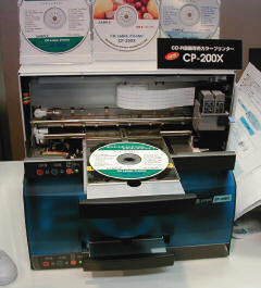 プロ用のオーディオ用CD-RやCD-RW機も多数展示されていたが、CDにダイレクトにラベル印刷するプリンターも並べられた 