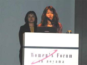 『Shes net』の木内かおり氏。後ろは『WebStyle for Women』の石原亜矢氏