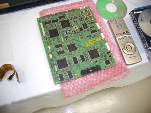 DVD-RAMレコーダーのメインボード。ほとんどのチップが自社開発によるものだ。細長いチップはバッファーメモリーで、裏表にたくさん実装されている 