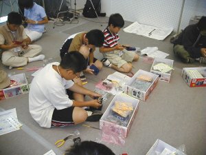 子どもたちに市販されているイーケイジャパン社製のサッカーロボットを組み立ててもらい、実際に対戦させるワークショップも開催された 