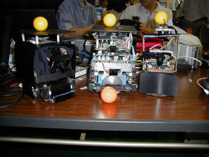 Egologiesの3体のロボット。中央がキーパーでボールをはじき返す機構を持っている。正面にボールを認識するカメラを持ち、赤外線で指示を受ける 