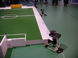 Egologiesのロボットはフィールドに配置されたトランスミッターから赤外線でコントロールされる 