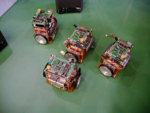 優勝した近畿大学のロボットは機構的には非常にシンプル。グローバルビジョンを使ったオーソドックスな作りながら堅実な動きが結果を出した 