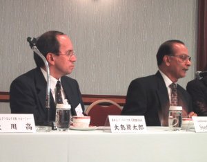 新日エレクトロニクス社長の大島房太郎氏(左)とCastlwood Systems社CEOのサイード・イフティカ氏 