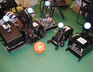 初出場の慶應大学のロボットはどれも構造が異なるロボットばかり5台でチームを構成している 