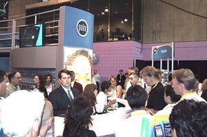 PDAやモバイル製品への関心が高いが、Palm社のブースは入場に列ができんばかりの盛り上がり方で、公式の展示時間が終了した午後5時過ぎでもこれだけの人だかり 