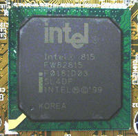 i815の要となるGMCH(Graphics Memory Controller Hub)『FW82815』。3Dビデオ機能を内蔵するが、外部AGPカードも利用できる。PC/100とPC/133 SDRAMに対応している